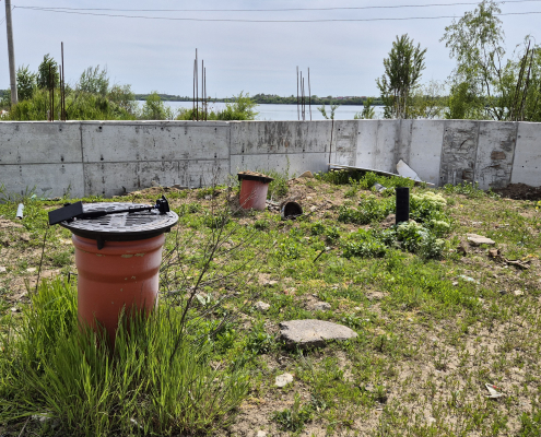 Teren înainte de amenajarea grădinii, cu diferențe de nivel